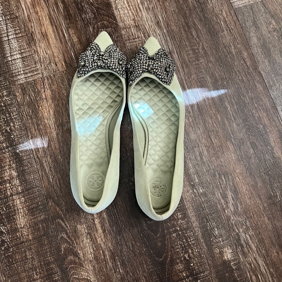 Tory Burch soft green  flats with embellished gray bow size 6M - Picture 5 of 6